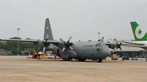 Cùng với máy bay vận tải hạng nặng C17, máy bay vận tải C130 của Không quân Mỹ cũng được huy động để chuyên chở trang thiết bị phục vụ cho Tổng thống Barack Obama cùng đoàn tùy tùng 1.600 người Cùng với máy bay vận tải hạng nặng C17, máy bay vận tải C130 của Không quân Mỹ cũng được huy động để chuyên chở trang thiết bị phục vụ cho Tổng thống Barack Obama cùng đoàn tùy tùng 1.600 người