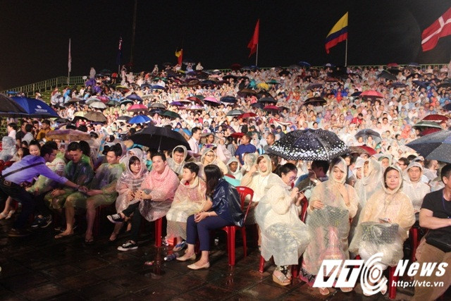 Dù thời điểm bắt đầu diễn ra lễ khai mạc có mưa lớn nhưng không thể cản bước dòng người đến sân khấu khai mạc Festival Huế 2016.