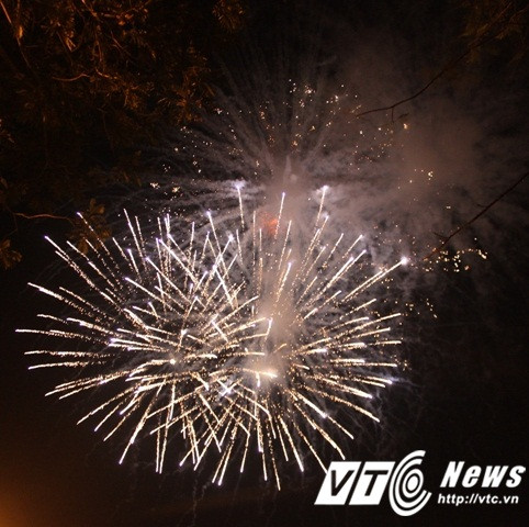 Ảnh: Vạn người đội mưa xem khai mạc Festival Huế 2016