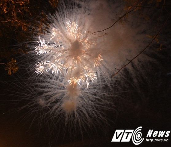 Ảnh: Vạn người đội mưa xem khai mạc Festival Huế 2016