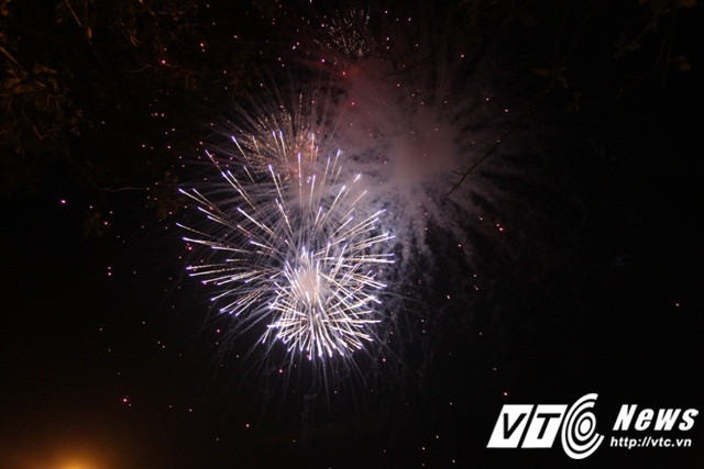 Màn bắn pháo hoa rực rỡ và nhiều màu sắc tại Festival Huế 2016 nhận được nhiều lời hò reo, tán dương của du khách.