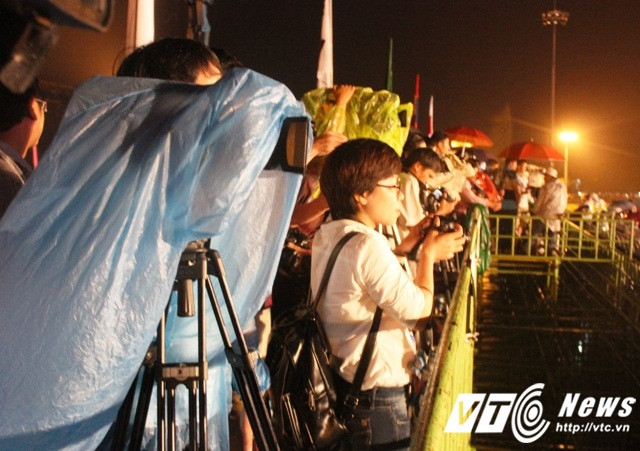 Hàng trăm phóng viên đến từ hơn 100 cơ quan thông tấn, báo chí cũng đội mưa để tác nghiệp tại đêm khai mạc Festival Huế 2016.