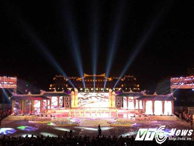 Ảnh: Vạn người đội mưa xem khai mạc Festival Huế 2016