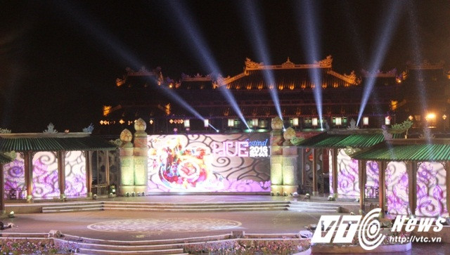 Sân khấu của lễ khai mạc Festival Huế 2016 ngập tràn ánh sáng và đầy màu sắc.