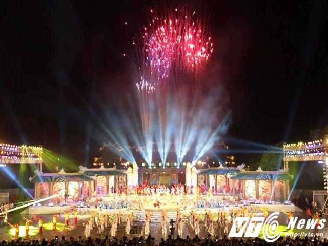 Ảnh: Vạn người đội mưa xem khai mạc Festival Huế 2016