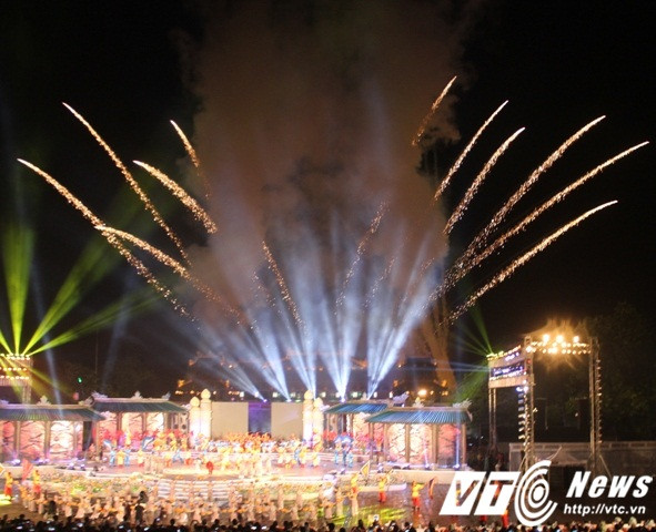 Ảnh: Vạn người đội mưa xem khai mạc Festival Huế 2016
