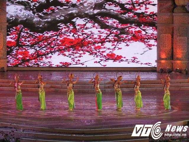 Một chương trình nghệ thuật vũ điệu đương đại do đoàn nghệ thuật đến từ Trung Quốc biểu diễn.