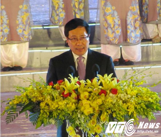 Ông Phạm Bình Minh - Ủy viên Bộ chính trị, Phó thủ tướng Chính phủ, Bộ trưởng Bộ Ngoại giao phát biểu tại lễ khai mạc Festival Huế 2016.