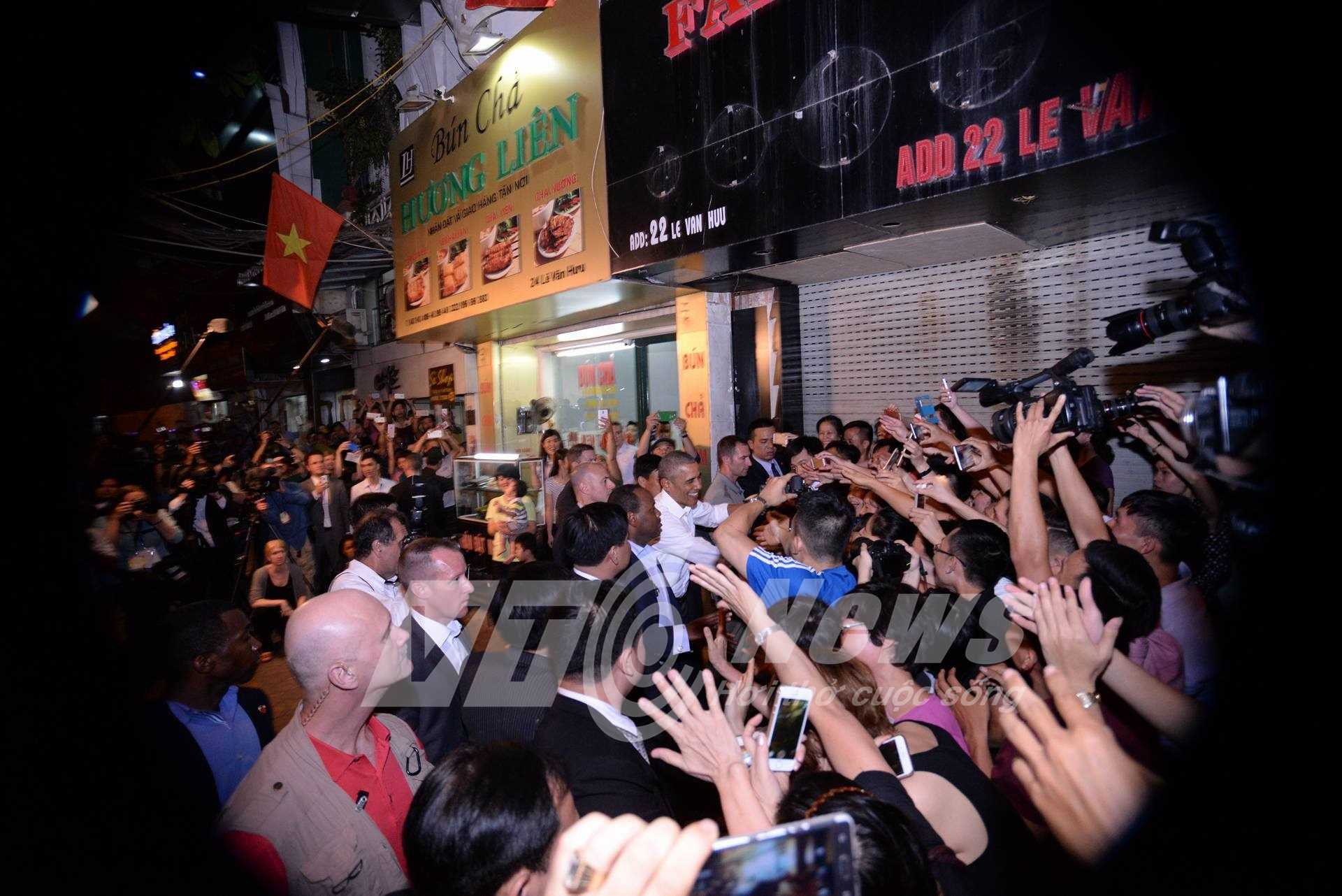 Ông chủ Nhà Trắng cũng vui vẻ chạm tay với người dân Hà Nội (ảnh: Tùng Đinh)