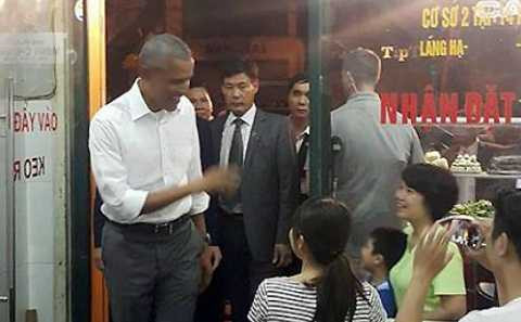 Những người trong quán ăn vui vẻ trước sự có mặt của Tổng thống Mỹ. Ảnh: Phương Linh/VNE.