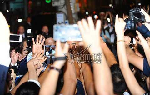 Người dân tranh thủ dùng điện thoại ghi lại các khoảnh khắc của Tổng thống Mỹ tại Hà Nội