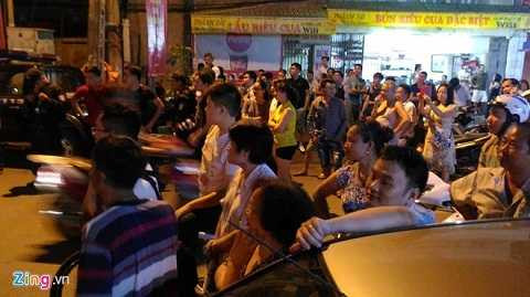 Người dân háo hức đứng bên ngoài vòng kiểm soát an ninh để chờ gặp được tổng thống Mỹ. Ảnh: Việt Hùng/Zing.