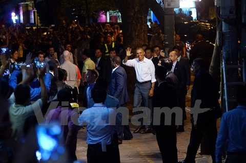 Tổng thống Obama tươi cười vẫy tay chào người dân (ảnh Minh Sơn/Vietnamplus)