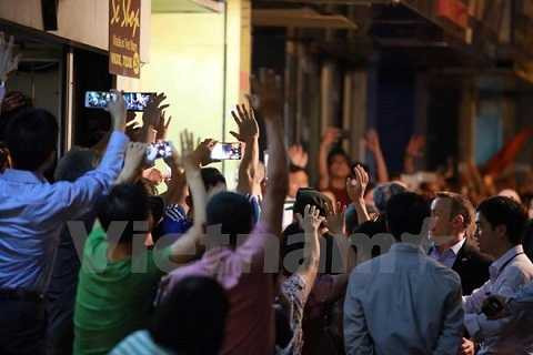 Tổng thống Obama xuất hiện trong sự chào đón, háo hức của người dân Hà Nội (ảnh Minh Sơn/Vietnamplus) 