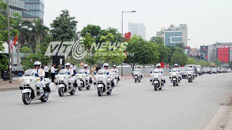 Đoàn xe dẫn Tổng thống Obama từ khách sạn ra Phủ Chủ tịch