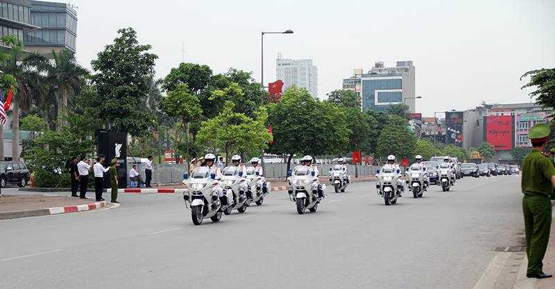 Ảnh, video: Đoàn siêu xe hộ tống Cadillac The Beast của Tổng thống Obama trên phố Hà Nội