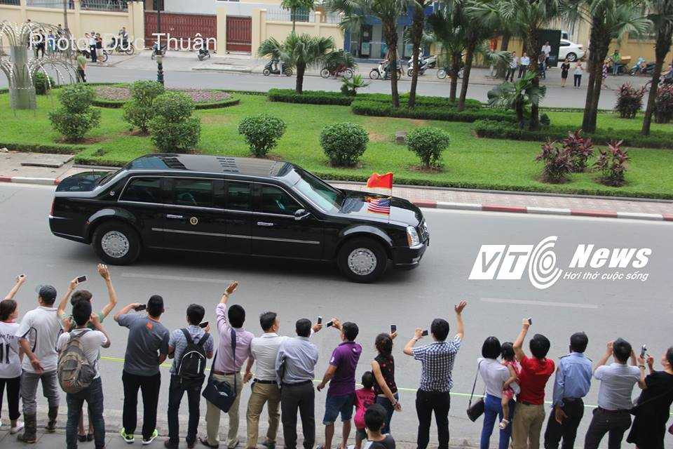 Ảnh, video: Đoàn siêu xe hộ tống Cadillac The Beast của Tổng thống Obama trên phố Hà Nội