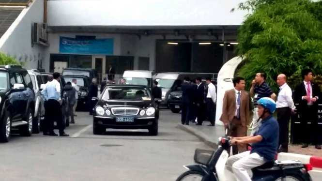 Đoàn Tổng thống Obama chuẩn bị công tác cuối cùng để rời khách sạn tới Phủ Chủ tịch - Ảnh: Quang Thế/ Tuổi trẻ