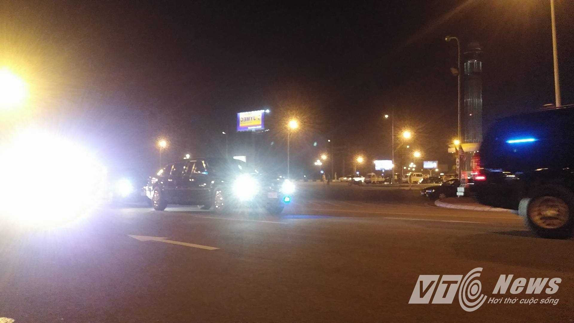 Ảnh, video: Đoàn xe 30 chiếc hộ tống Tổng thống Obama lướt băng băng về Hà Nội