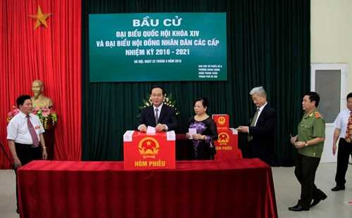 Tại khu vực bỏ phiếu số 8, phường Nhân Chính, quận Thanh Xuân, Hà Nội, Chủ tịch nước Trần Đại Quang cũng bỏ phiếu, thực hiện trách nhiệm công dân của mình (ảnh: Trường Phong)