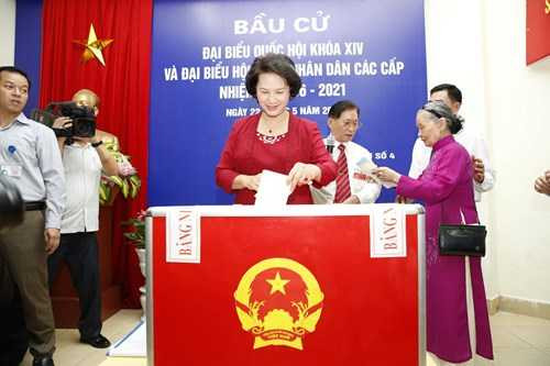 Có mặt rất sớm tại khu vực bỏ phiếu số 4 phường Vĩnh Phúc, quận Ba Đình, Hà Nội, Chủ tịch Quốc hội Nguyễn Thị Kim Ngân cùng bà con nhân dân phường Vĩnh Phúc bỏ lá phiếu thực hiện trách nhiệm công dân của mình. (ảnh Hồng Vĩnh) 