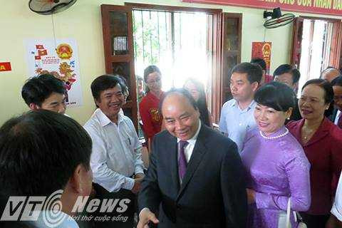 Sau khi bỏ phiếu, Thủ tướng đã có thời gian trò chuyện, thăm hỏi cử trị thị trấn Vĩnh Bảo (Hải Phòng)