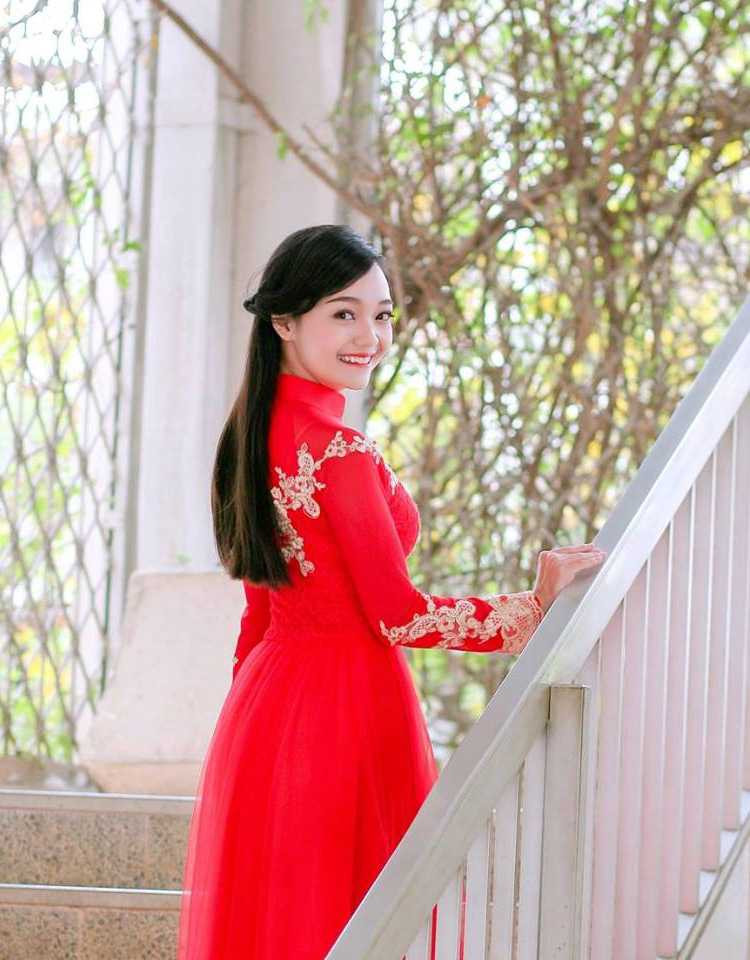 Trần Mỹ Linh từng tham gia cuộc thi Nữ sinh thanh lịch ĐHQGHN lần thứ 4 năm 2015