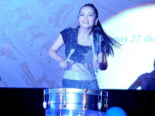 Trần Mỹ Linh được đại diện tặng hoa chào mừng Tổng thống Obama tại sân bay quốc tế Nội Bài (Ảnh: Reuters)