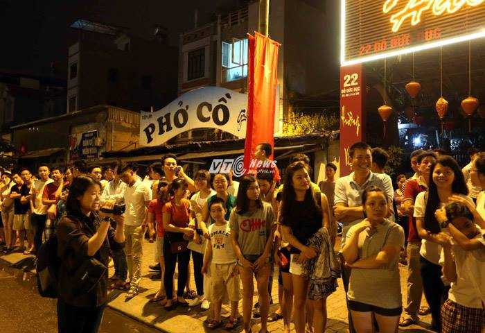 Nhiều người dân tập trung chờ đón đoàn xe của tổng thống Mỹ (Ảnh: Quang Minh)