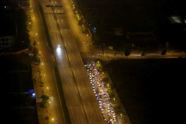 Dòng phương tiện ùn lại ở một làn đường Phạm Hùng khi hướng đi thẳng hoặc rẽ vào Đỗ Đức Dục bị cấm