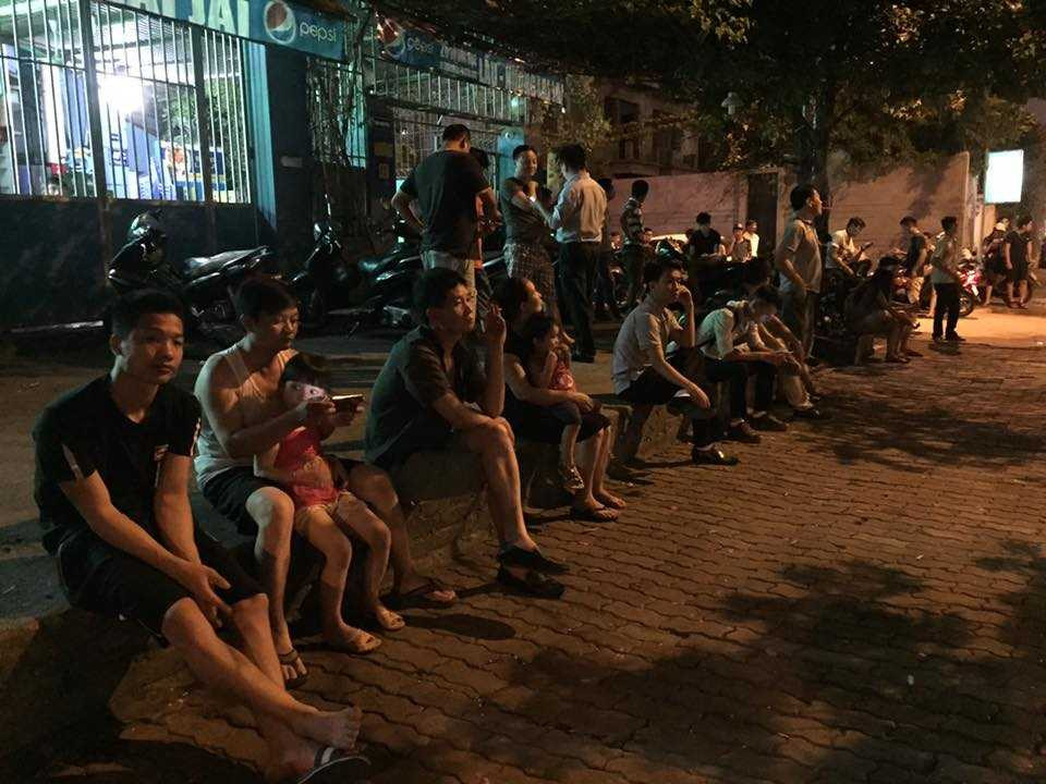 Người dân tập trung chờ đón đoàn xe (Ảnh: Quang Minh)