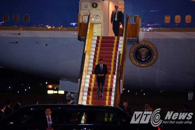 Tổng thống Obama xuống sân bay