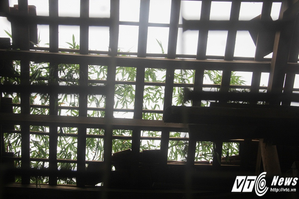 Mái ngói bị lốc xoáy thổi bay.