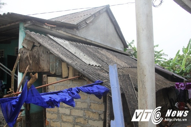 Có nhiều hộ dân mới vay tiền để sửa chữa nhà thì giờ đây chưa trả xong nợ thì đã bị lốc xoáy thổi bay.