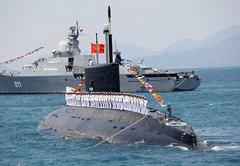 Tàu ngầm Kilo và chiến hạm Gepard của hải quân Việt Nam trên vịnh Cam Ranh