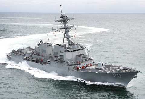 Chiến hạm USS William P. Lawrence vừa tiến vào khu vực 12 hải lý xung quanh đá Chữ Thập, thuộc quần đảo Trường Sa của Việt Nam, đang bị Trung Quốc chiếm đóng bất hợp pháp . Ảnh: US Navy 