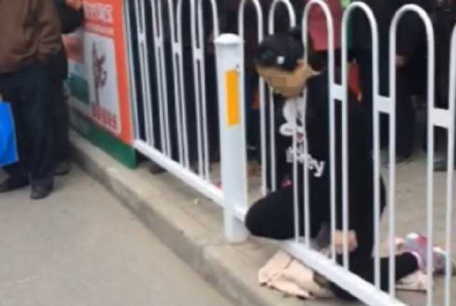 Người phụ nữ chết thảm vì kẹt đầu vào song sắt