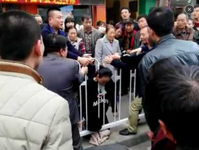 Khi người dân phát hiện và tìm cách đưa bà bầu ra khỏi rào chắn thì cô đã qua đời