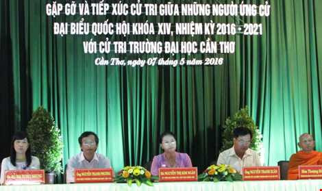 Các ứng cử viên lắng nghe cử tri Trường ĐH Cần Thơ bày tỏ tâm tư, thắc mắc và kỳ vọng vào ĐBQH và QH khóa mới. 