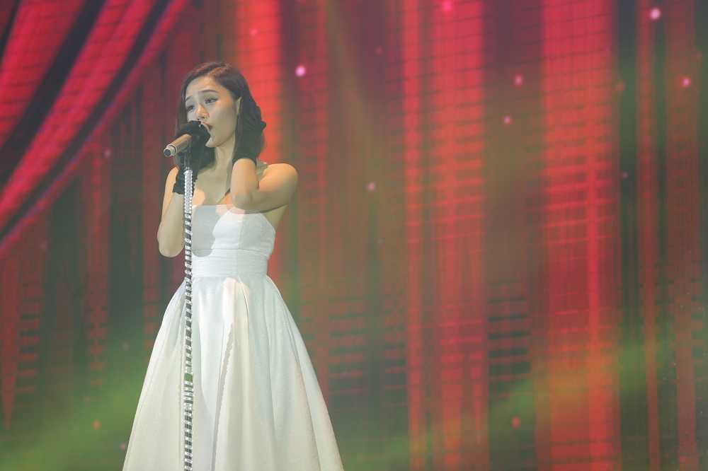 'Bà nội' Miu Lê lấm lem màu sắc, Suni Hạ Linh khoe tài hát tiếng Hàn