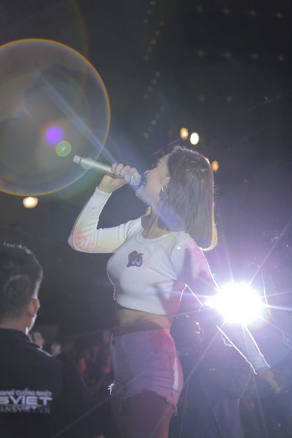 'Bà nội' Miu Lê lấm lem màu sắc, Suni Hạ Linh khoe tài hát tiếng Hàn