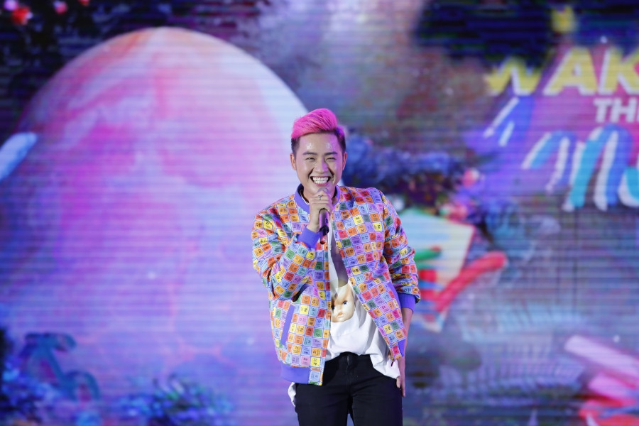 'Bà nội' Miu Lê lấm lem màu sắc, Suni Hạ Linh khoe tài hát tiếng Hàn