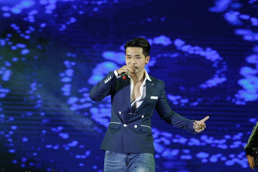 'Bà nội' Miu Lê lấm lem màu sắc, Suni Hạ Linh khoe tài hát tiếng Hàn