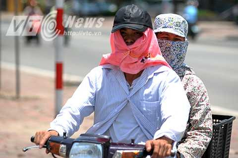 Nắng nóng khiến ai đi đường cũng mệt mỏi