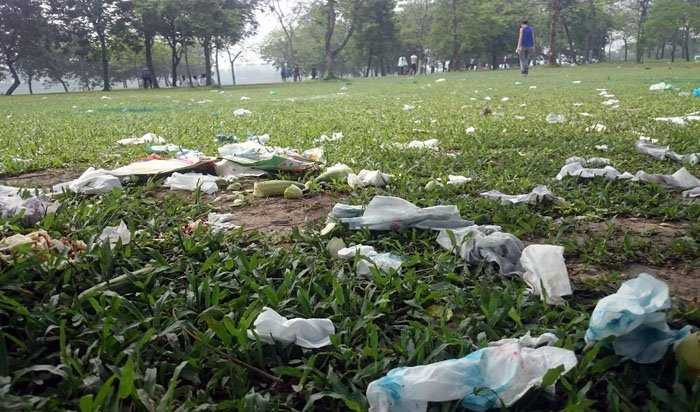 Bãi biển thành bãi rác sau kỳ nghỉ lễ: 'Nỗi nhục của sự vô văn hóa'