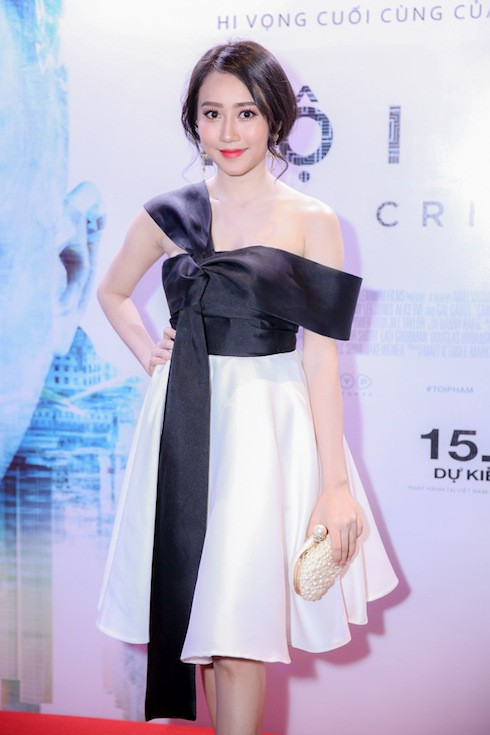 Bản sao Hoa hậu Đặng Thu Thảo Lona Huỳnh.