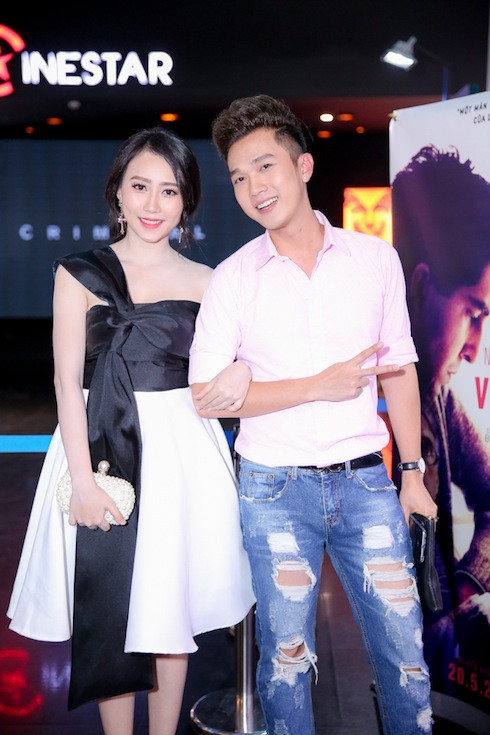 Gặp gỡ người bạn thân là nam ca sỹ - MC Minxu Quốc Minh, cô tỏ ra rất phấn khích. 