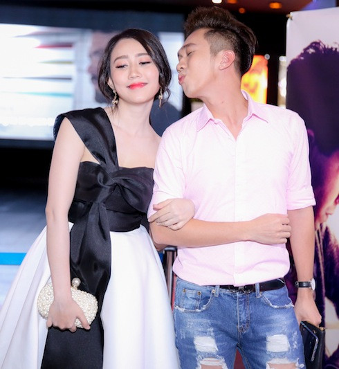 Cả hai trao nhau những cử chỉ tình cảm.