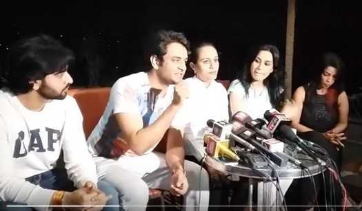 Các đồng nghiệp của Pratyusha trong buổi họp báo