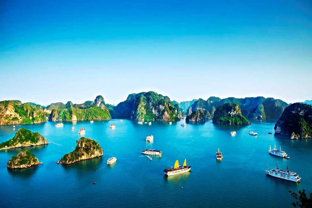 Vịnh Hạ Long (Quảng Ninh): Với hơn 1.600 đảo đá vôi lớn nhỏ nằm rải rác trên nền nước xanh biếc, Di sản thế giới do UNESCO công nhận này là một trong những điểm đến hàng đầu Việt Nam. Ảnh: Lonely Planet.